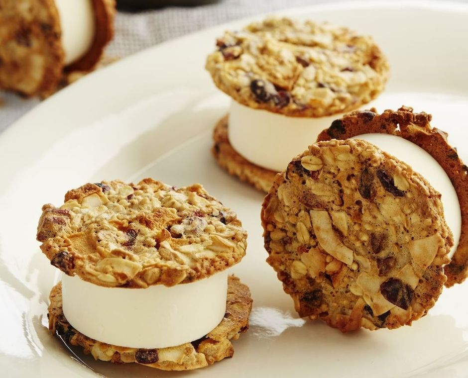 IJsparfait van magere kwark met koekjes van granola | Desserts, Voedsel  ideeën, Dessert ideeën