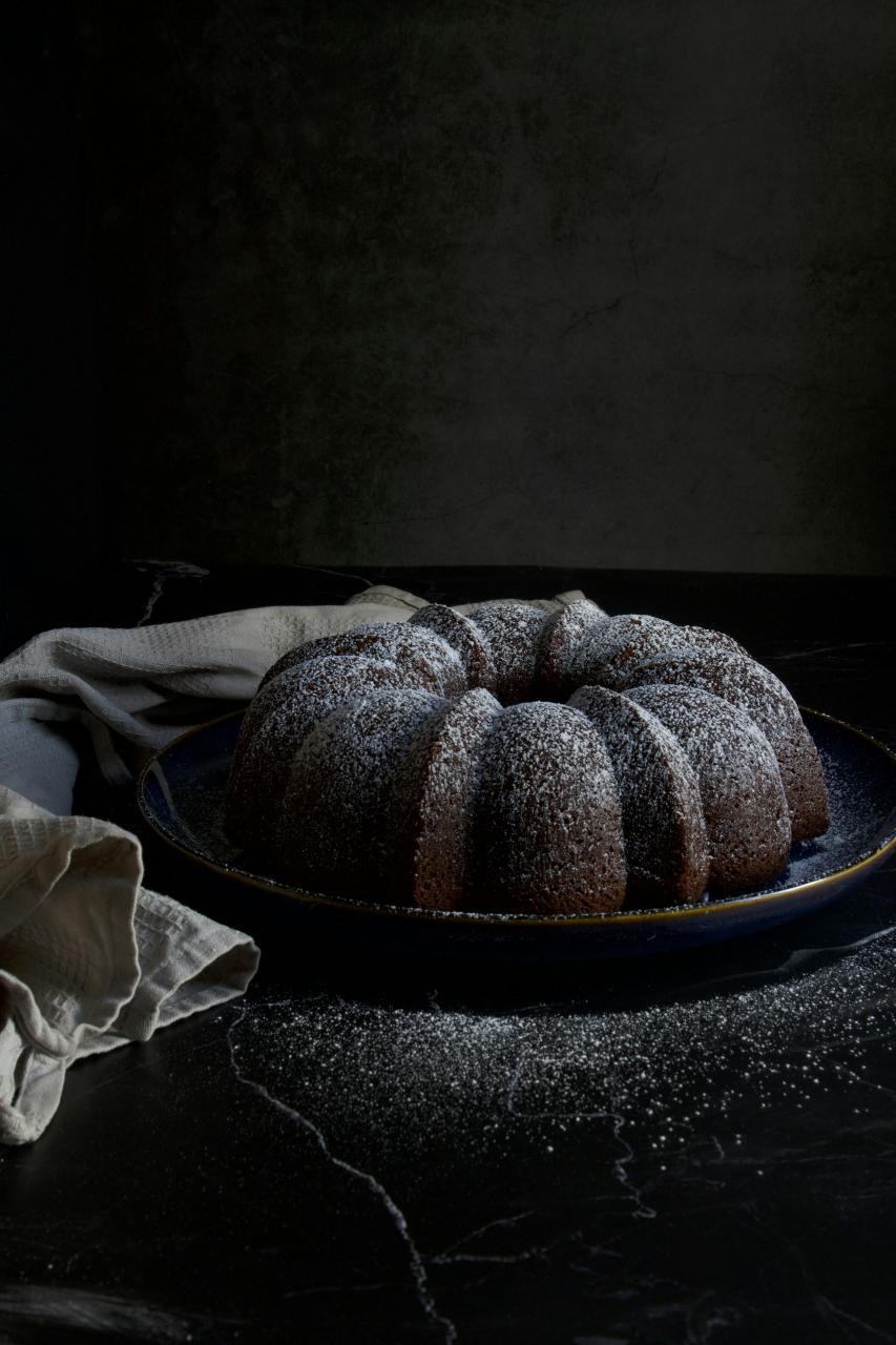 A bundt cake sitting on top of a blue plate photo – Free Baking Image on  Unsplash