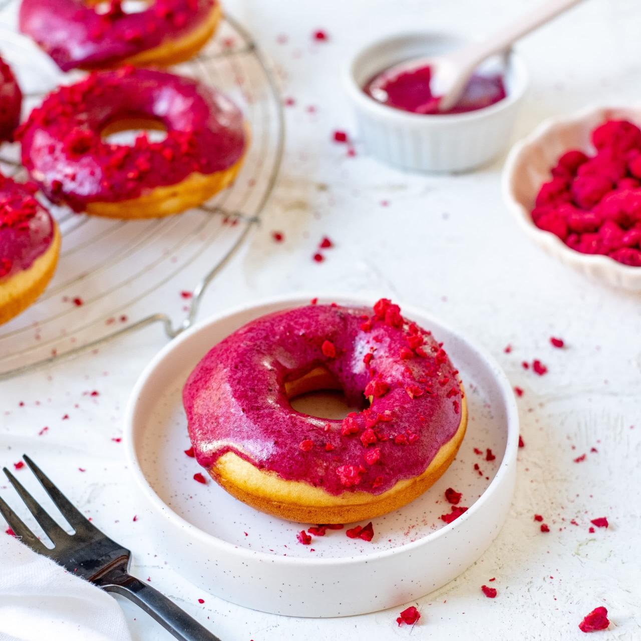Gebakken donuts met frambozen frosting (zonder suiker) – Kokerellen
