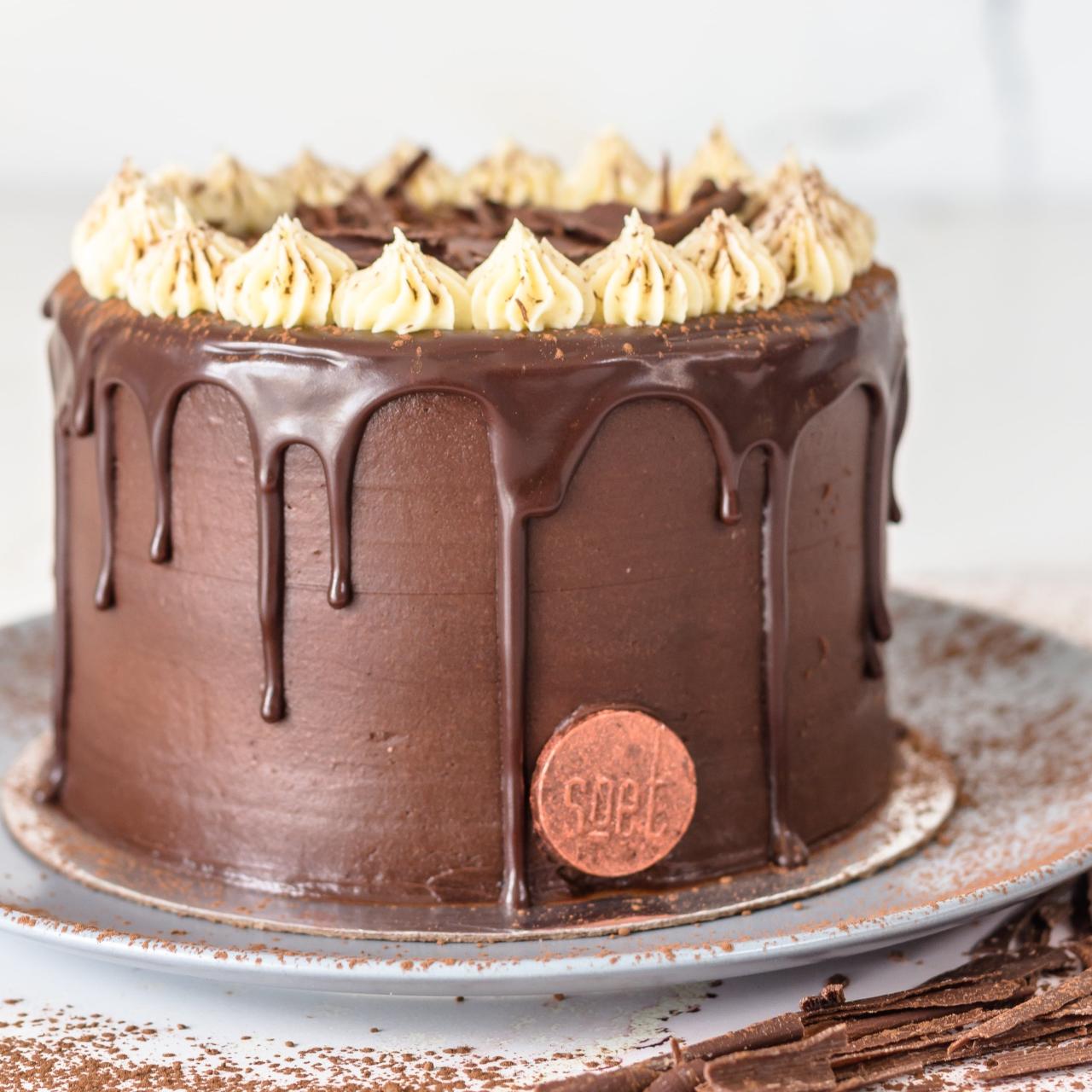 Moist chocolate cake - Soet Cakes