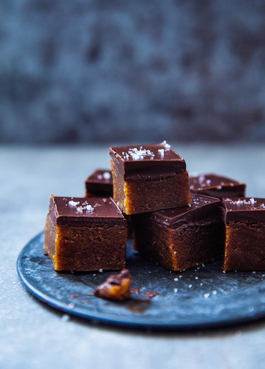Chocolade-pindakaas-fudge met dadels - The All-Day Kitchen